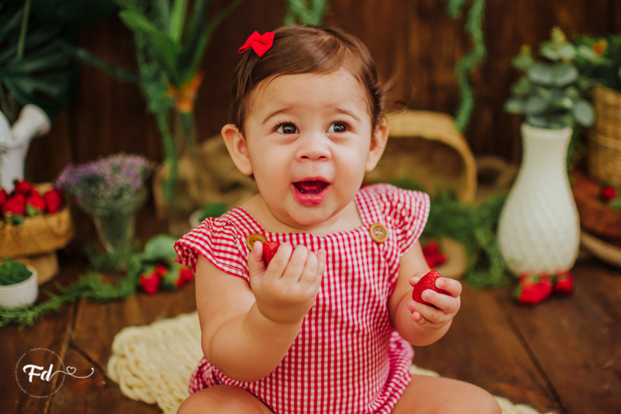 ensaio de bebe; acompanhamento de bebe campo grande; fotografa em campo grande; campo grande; ms; ensaio frutinha; fotos de bebe moranguinho; fotos de acompanhamento; ensaio fotografico; fotos no estudio; ensaio com frutinha; ideias para ensaios de acompa
