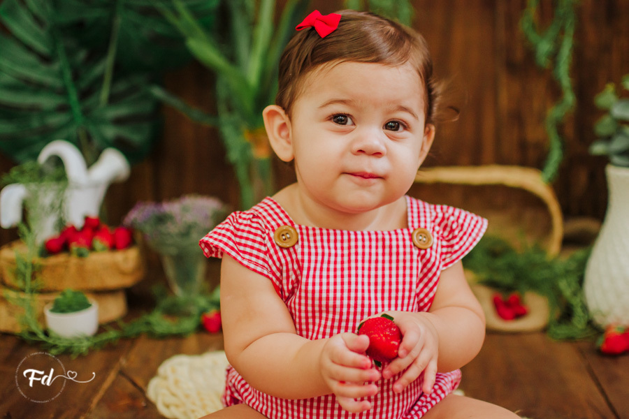ensaio de bebe; acompanhamento de bebe campo grande; fotografa em campo grande; campo grande; ms; ensaio frutinha; fotos de bebe moranguinho; fotos de acompanhamento; ensaio fotografico; fotos no estudio; ensaio com frutinha; ideias para ensaios de acompa
