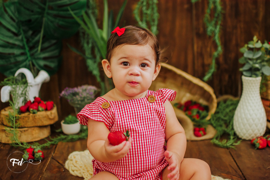 ensaio de bebe; acompanhamento de bebe campo grande; fotografa em campo grande; campo grande; ms; ensaio frutinha; fotos de bebe moranguinho; fotos de acompanhamento; ensaio fotografico; fotos no estudio; ensaio com frutinha; ideias para ensaios de acompa