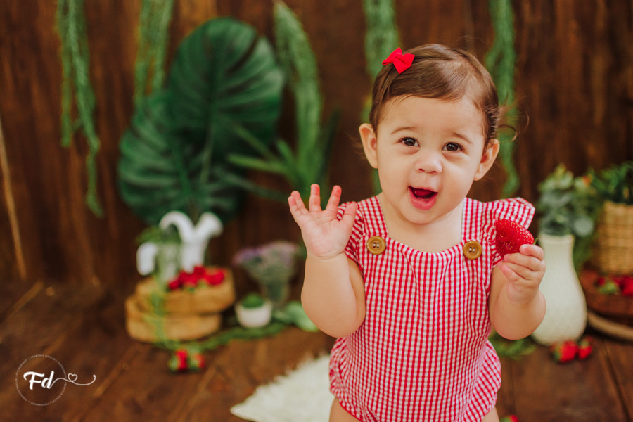 ensaio de bebe; acompanhamento de bebe campo grande; fotografa em campo grande; campo grande; ms; ensaio frutinha; fotos de bebe moranguinho; fotos de acompanhamento; ensaio fotografico; fotos no estudio; ensaio com frutinha; ideias para ensaios de acompa