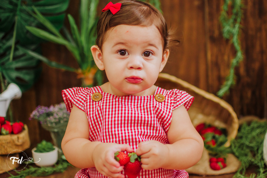ensaio de bebe; acompanhamento de bebe campo grande; fotografa em campo grande; campo grande; ms; ensaio frutinha; fotos de bebe moranguinho; fotos de acompanhamento; ensaio fotografico; fotos no estudio; ensaio com frutinha; ideias para ensaios de acompa