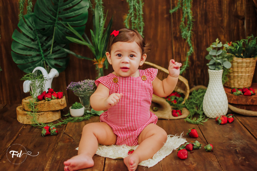 ensaio de bebe; acompanhamento de bebe campo grande; fotografa em campo grande; campo grande; ms; ensaio frutinha; fotos de bebe moranguinho; fotos de acompanhamento; ensaio fotografico; fotos no estudio; ensaio com frutinha; ideias para ensaios de acompa