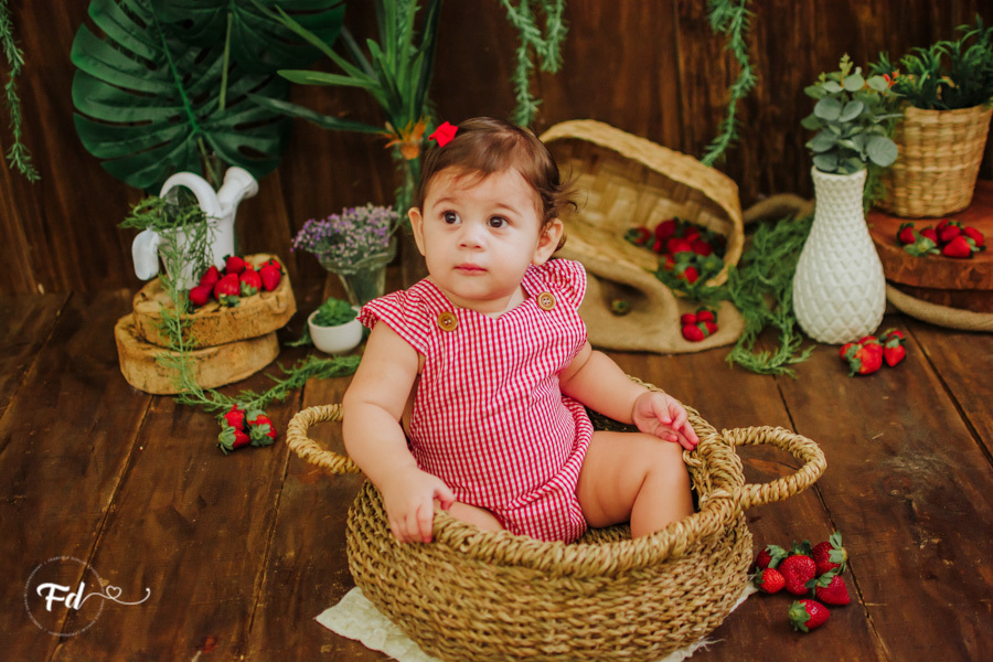 ensaio de bebe; acompanhamento de bebe campo grande; fotografa em campo grande; campo grande; ms; ensaio frutinha; fotos de bebe moranguinho; fotos de acompanhamento; ensaio fotografico; fotos no estudio; ensaio com frutinha; ideias para ensaios de acompa