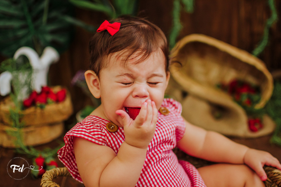 ensaio de bebe; acompanhamento de bebe campo grande; fotografa em campo grande; campo grande; ms; ensaio frutinha; fotos de bebe moranguinho; fotos de acompanhamento; ensaio fotografico; fotos no estudio; ensaio com frutinha; ideias para ensaios de acompa