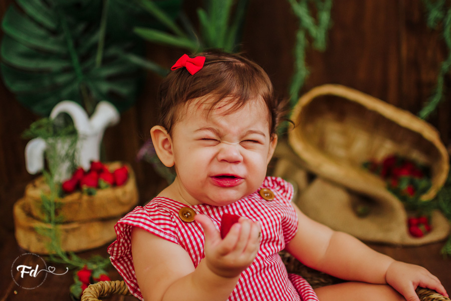 ensaio de bebe; acompanhamento de bebe campo grande; fotografa em campo grande; campo grande; ms; ensaio frutinha; fotos de bebe moranguinho; fotos de acompanhamento; ensaio fotografico; fotos no estudio; ensaio com frutinha; ideias para ensaios de acompa