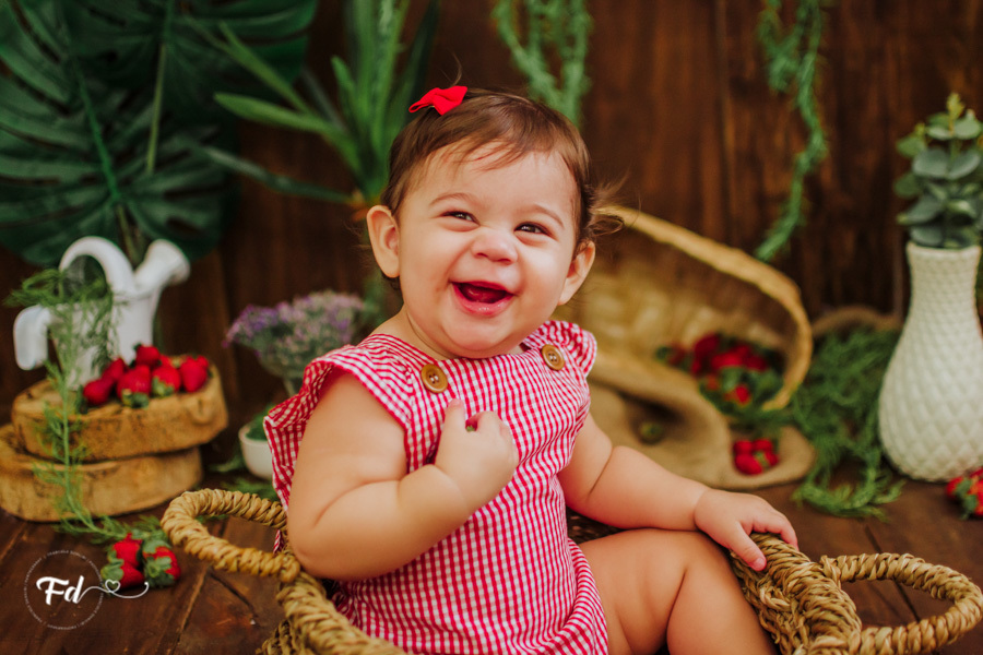 ensaio de bebe; acompanhamento de bebe campo grande; fotografa em campo grande; campo grande; ms; ensaio frutinha; fotos de bebe moranguinho; fotos de acompanhamento; ensaio fotografico; fotos no estudio; ensaio com frutinha; ideias para ensaios de acompa
