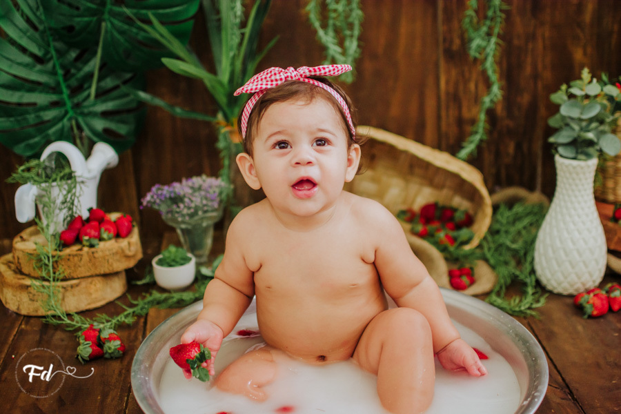 ensaio de bebe; acompanhamento de bebe campo grande; fotografa em campo grande; campo grande; ms; ensaio frutinha; fotos de bebe moranguinho; fotos de acompanhamento; ensaio fotografico; fotos no estudio; ensaio com frutinha; ideias para ensaios de acompa