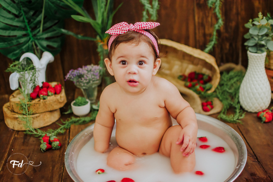 ensaio de bebe; acompanhamento de bebe campo grande; fotografa em campo grande; campo grande; ms; ensaio frutinha; fotos de bebe moranguinho; fotos de acompanhamento; ensaio fotografico; fotos no estudio; ensaio com frutinha; ideias para ensaios de acompa