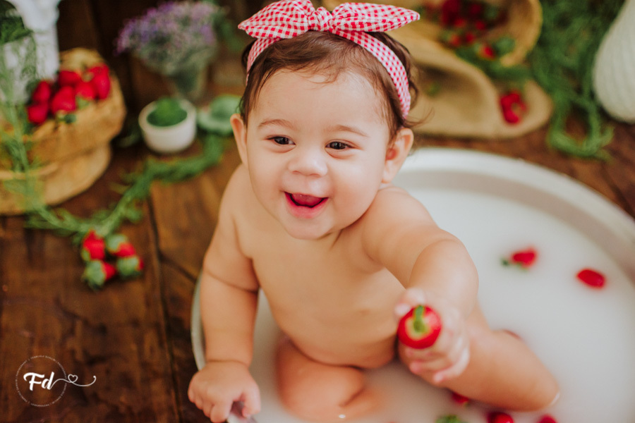 ensaio de bebe; acompanhamento de bebe campo grande; fotografa em campo grande; campo grande; ms; ensaio frutinha; fotos de bebe moranguinho; fotos de acompanhamento; ensaio fotografico; fotos no estudio; ensaio com frutinha; ideias para ensaios de acompa