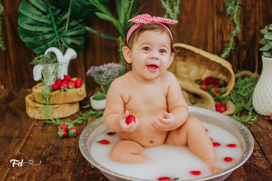 ensaio de bebe; acompanhamento de bebe campo grande; fotografa em campo grande; campo grande; ms; ensaio frutinha; fotos de bebe moranguinho; fotos de acompanhamento; ensaio fotografico; fotos no estudio; ensaio com frutinha; ideias para ensaios de acompa