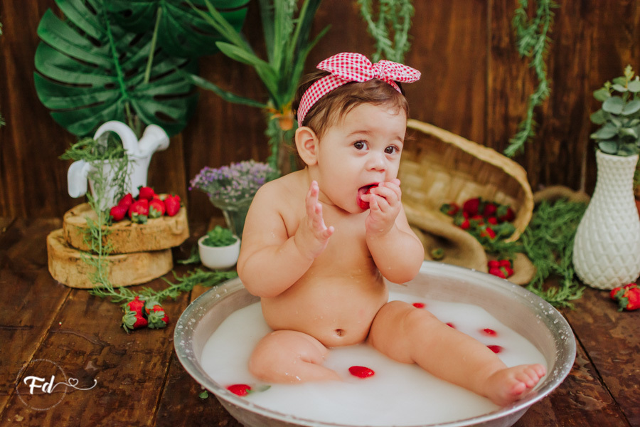 ensaio de bebe; acompanhamento de bebe campo grande; fotografa em campo grande; campo grande; ms; ensaio frutinha; fotos de bebe moranguinho; fotos de acompanhamento; ensaio fotografico; fotos no estudio; ensaio com frutinha; ideias para ensaios de acompa
