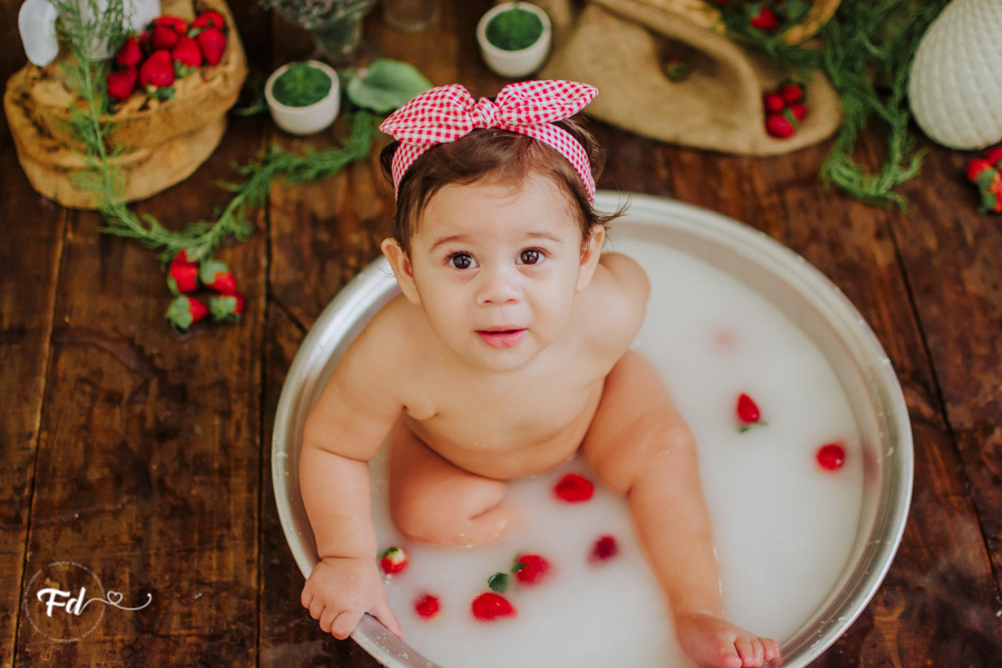 ensaio de bebe; acompanhamento de bebe campo grande; fotografa em campo grande; campo grande; ms; ensaio frutinha; fotos de bebe moranguinho; fotos de acompanhamento; ensaio fotografico; fotos no estudio; ensaio com frutinha; ideias para ensaios de acompa