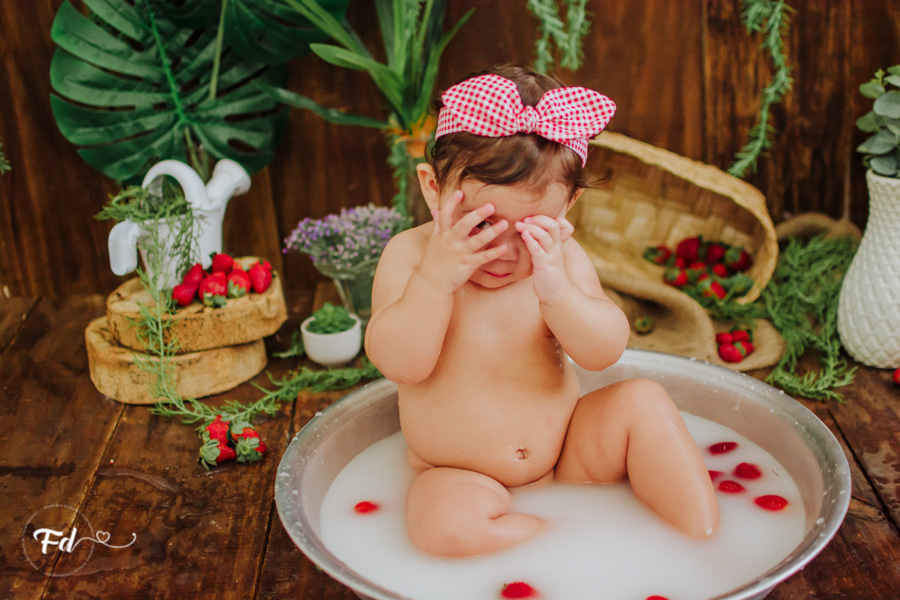 ensaio de bebe; acompanhamento de bebe campo grande; fotografa em campo grande; campo grande; ms; ensaio frutinha; fotos de bebe moranguinho; fotos de acompanhamento; ensaio fotografico; fotos no estudio; ensaio com frutinha; ideias para ensaios de acompa