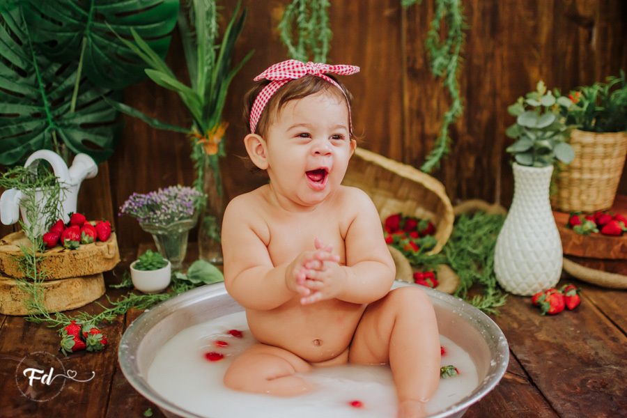 ensaio de bebe; acompanhamento de bebe campo grande; fotografa em campo grande; campo grande; ms; ensaio frutinha; fotos de bebe moranguinho; fotos de acompanhamento; ensaio fotografico; fotos no estudio; ensaio com frutinha; ideias para ensaios de acompa