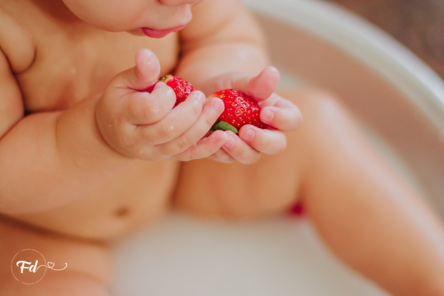 ensaio de bebe; acompanhamento de bebe campo grande; fotografa em campo grande; campo grande; ms; ensaio frutinha; fotos de bebe moranguinho; fotos de acompanhamento; ensaio fotografico; fotos no estudio; ensaio com frutinha; ideias para ensaios de acompa