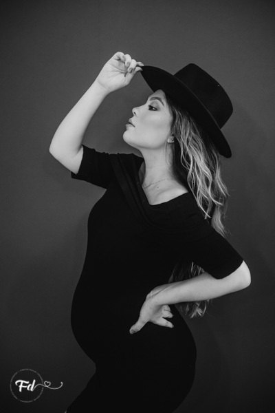 ensaio de gestante; fotos de gravida em estudio; estudio de fotos em campo grande; fotos fran duailibi; fotografa campo grande; fotografo de gestante; ensaio com chapeu; ensaio criativo gestante; fotos de gravida; maternidade; ensaio sozinha de gestante; 