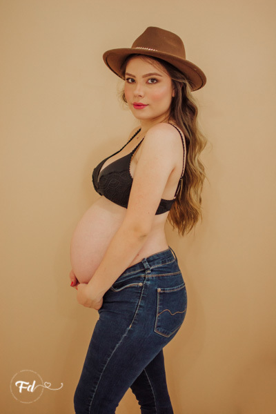 ensaio de gestante; fotos de gravida em estudio; estudio de fotos em campo grande; fotos fran duailibi; fotografa campo grande; fotografo de gestante; ensaio com chapeu; ensaio criativo gestante; fotos de gravida; maternidade; ensaio sozinha de gestante; 