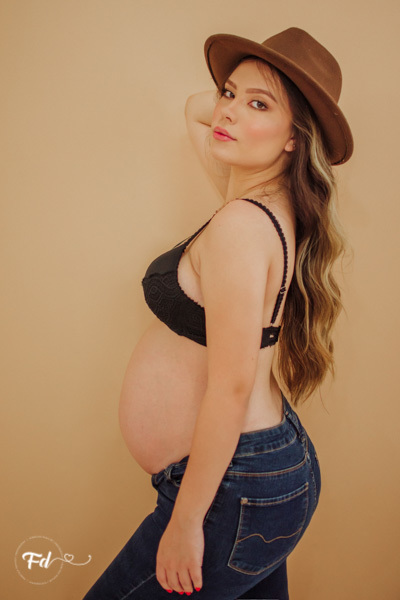 ensaio de gestante; fotos de gravida em estudio; estudio de fotos em campo grande; fotos fran duailibi; fotografa campo grande; fotografo de gestante; ensaio com chapeu; ensaio criativo gestante; fotos de gravida; maternidade; ensaio sozinha de gestante; 