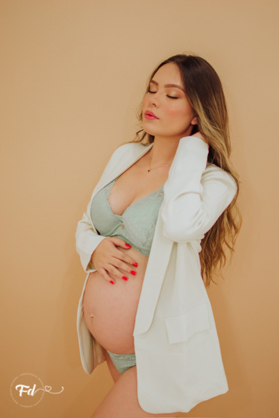 ensaio de gestante; fotos de gravida em estudio; estudio de fotos em campo grande; fotos fran duailibi; fotografa campo grande; fotografo de gestante; ensaio com chapeu; ensaio criativo gestante; fotos de gravida; maternidade; ensaio sozinha de gestante; 