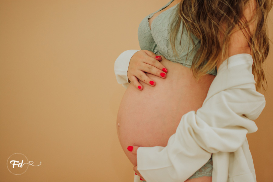 ensaio de gestante; fotos de gravida em estudio; estudio de fotos em campo grande; fotos fran duailibi; fotografa campo grande; fotografo de gestante; ensaio com chapeu; ensaio criativo gestante; fotos de gravida; maternidade; ensaio sozinha de gestante; 
