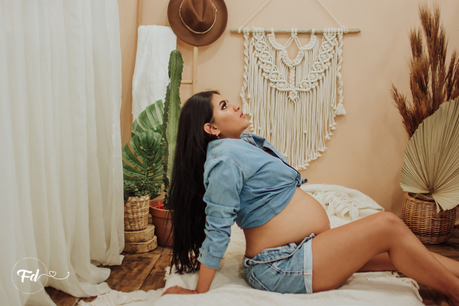 ensaio de gestante; fotos de gravida em estudio; estudio de fotos em campo grande; fotos fran duailibi; fotografa campo grande; fotografo de gestante; ensaio criativo gestante; fotos de gravida; maternidade; cenario cama; estudio com cama; ensaio boho; 