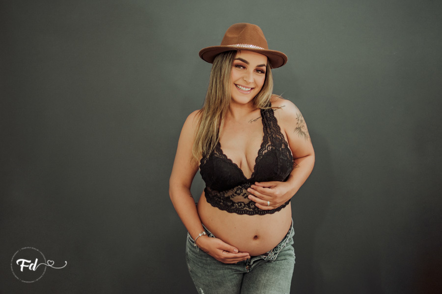 ensaio de gestante; fotos de gravida em estudio; estudio de fotos em campo grande; fotos fran duailibi; fotografa campo grande; fotografo de gestante; ensaio com chapeu; ensaio criativo gestante; fotos de gravida; maternidade; ensaio sozinha de gestante; 