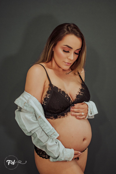 ensaio de gestante; fotos de gravida em estudio; estudio de fotos em campo grande; fotos fran duailibi; fotografa campo grande; fotografo de gestante; ensaio com chapeu; ensaio criativo gestante; fotos de gravida; maternidade; ensaio sozinha de gestante; 