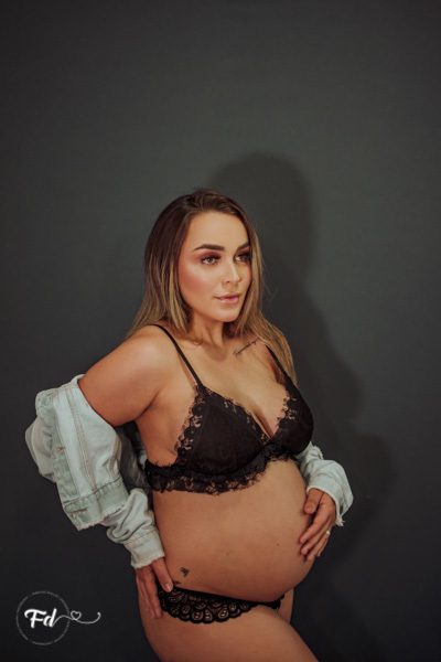 ensaio de gestante; fotos de gravida em estudio; estudio de fotos em campo grande; fotos fran duailibi; fotografa campo grande; fotografo de gestante; ensaio com chapeu; ensaio criativo gestante; fotos de gravida; maternidade; ensaio sozinha de gestante; 