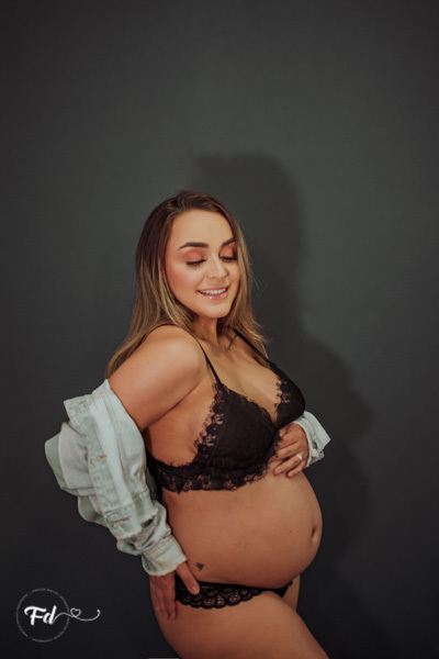 ensaio de gestante; fotos de gravida em estudio; estudio de fotos em campo grande; fotos fran duailibi; fotografa campo grande; fotografo de gestante; ensaio com chapeu; ensaio criativo gestante; fotos de gravida; maternidade; ensaio sozinha de gestante; 