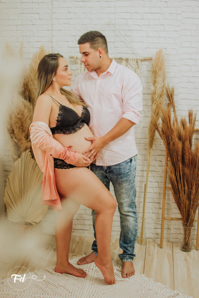 ensaio de gestante; fotos de gravida em estudio; estudio de fotos em campo grande; fotos fran duailibi; fotografa campo grande; fotografo de gestante; ensaio com chapeu; ensaio criativo gestante; fotos de gravida; maternidade; ensaio sozinha de gestante; 