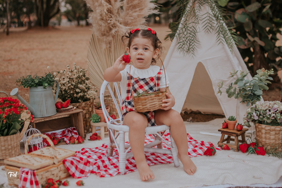 mini sessão; ensaio infantil; sessao picnic; ensaio picnic; ensaio dia das crianças; sessao moranguinho;sessao com frutinhas; fotos com morango; fotografa campo grande; fotos de bebes; maternidade; campo grande; mini ensaio; acompanhamento de bebe
