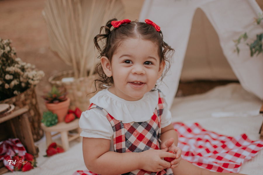 mini sessão; ensaio infantil; sessao picnic; ensaio picnic; ensaio dia das crianças; sessao moranguinho;sessao com frutinhas; fotos com morango; fotografa campo grande; fotos de bebes; maternidade; campo grande; mini ensaio; acompanhamento de bebe