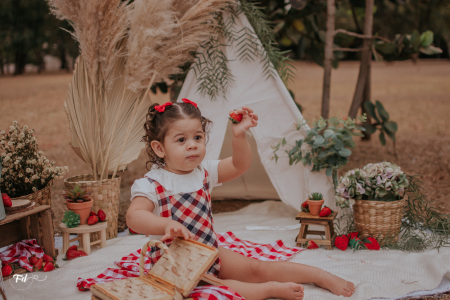 mini sessão; ensaio infantil; sessao picnic; ensaio picnic; ensaio dia das crianças; sessao moranguinho;sessao com frutinhas; fotos com morango; fotografa campo grande; fotos de bebes; maternidade; campo grande; mini ensaio; acompanhamento de bebe