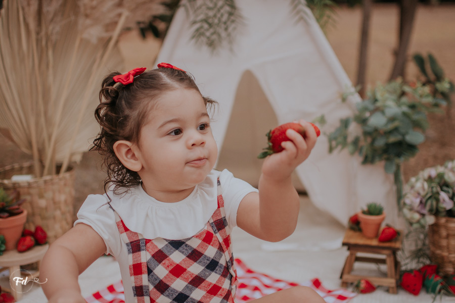 mini sessão; ensaio infantil; sessao picnic; ensaio picnic; ensaio dia das crianças; sessao moranguinho;sessao com frutinhas; fotos com morango; fotografa campo grande; fotos de bebes; maternidade; campo grande; mini ensaio; acompanhamento de bebe