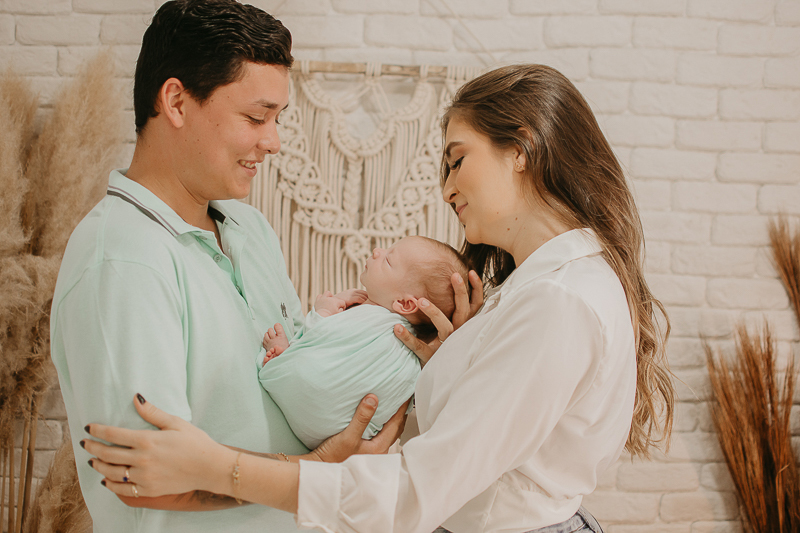  sessao newborn; newborn; campo grande; baby boy; fotos fran duailibi; mae de menina; pai de menina; newborn girl; mudo rosa; ensaio newborn; fotos de recem nascido campo grande; fotografo em campo grande; fotos de bebe; bebe com mamae; bebe com familia