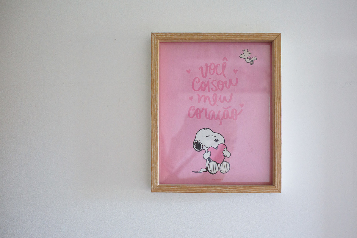 quadro com desenho do snoopy abraçando um coração rosa