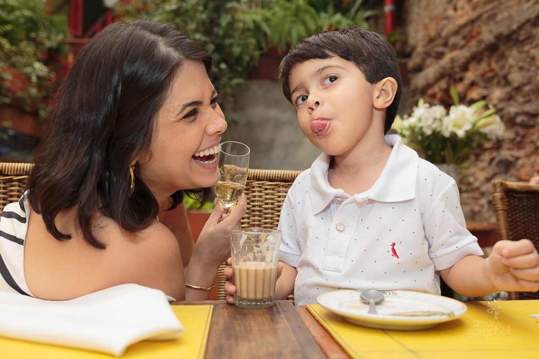 Foto da mãe rindo e filho dando língua