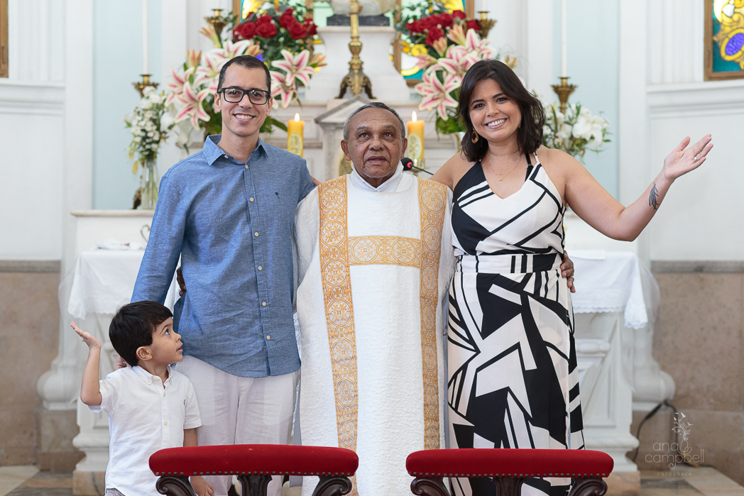 foto dos noivos com o padre