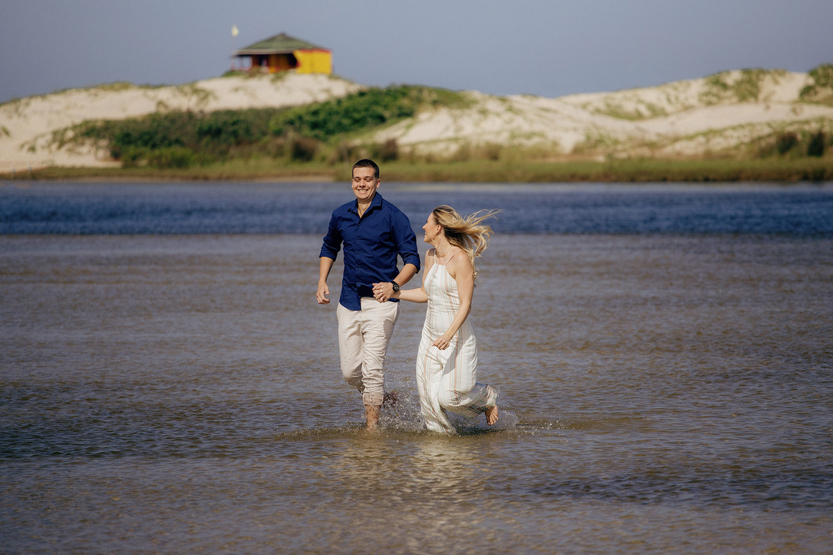 ensaio casal - ensaio pre casamento - pre wedding - ensaio na guarda do embau - ensaio na praia - ensaio no litoral - Camila e Gustavo - fotografia de casamento - fotografos jaragua do sul - Chroma Fotografia