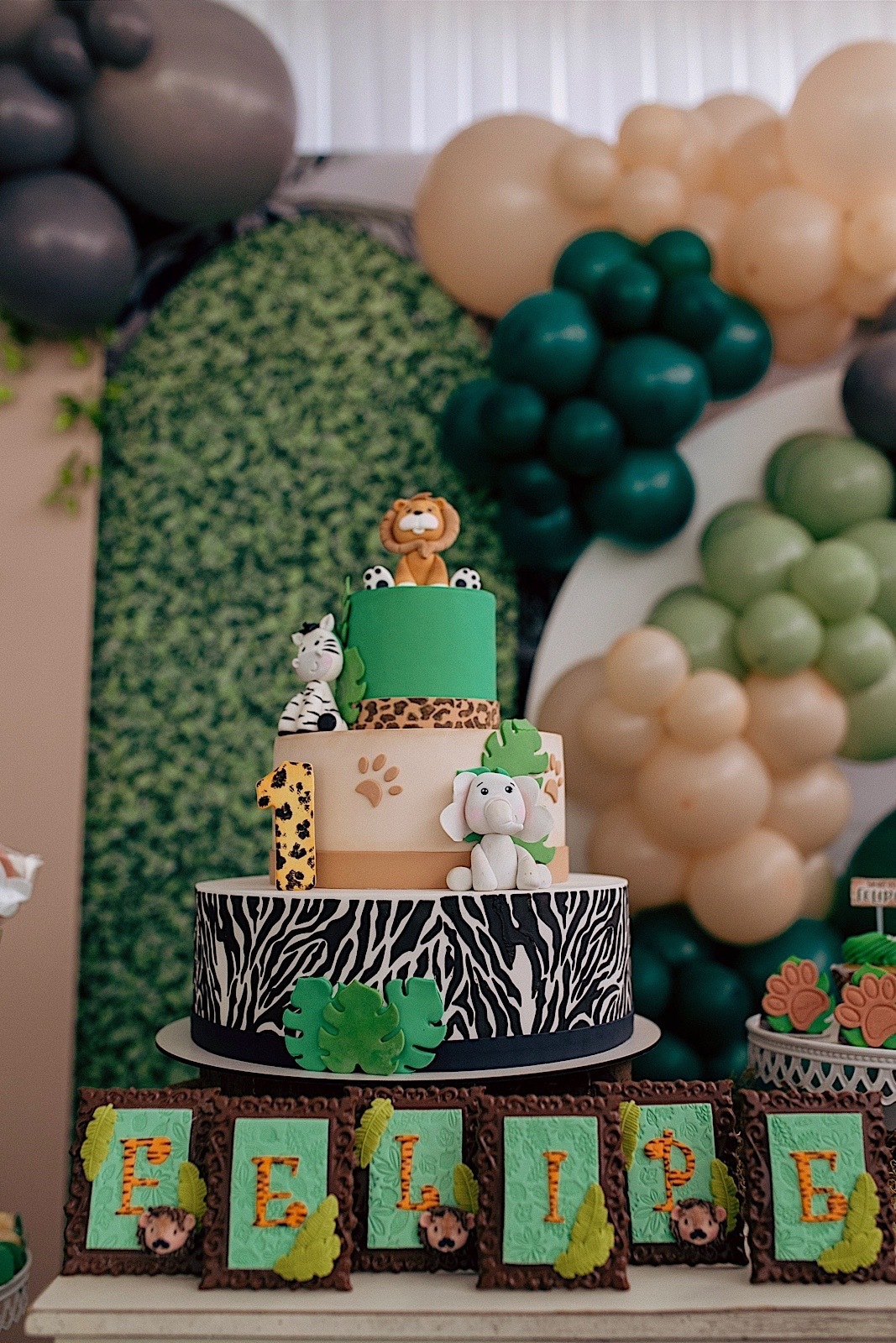 aniversario - aniversario infantil - aniversario de 1 ano - tema safari  - mae de menino - pai de menino - festa infantil - fotografos de familia - fotografos jaragua do sul - chroma fotografia