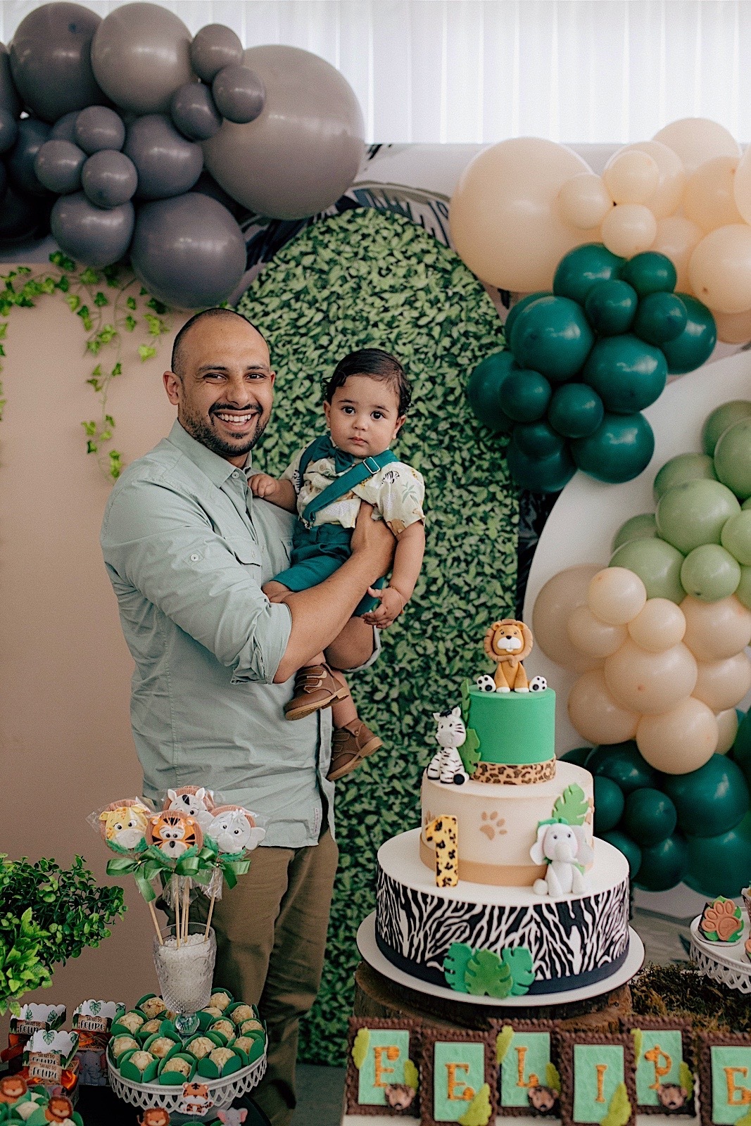 aniversario - aniversario infantil - aniversario de 1 ano - tema safari  - mae de menino - pai de menino - festa infantil - fotografos de familia - fotografos jaragua do sul - chroma fotografia