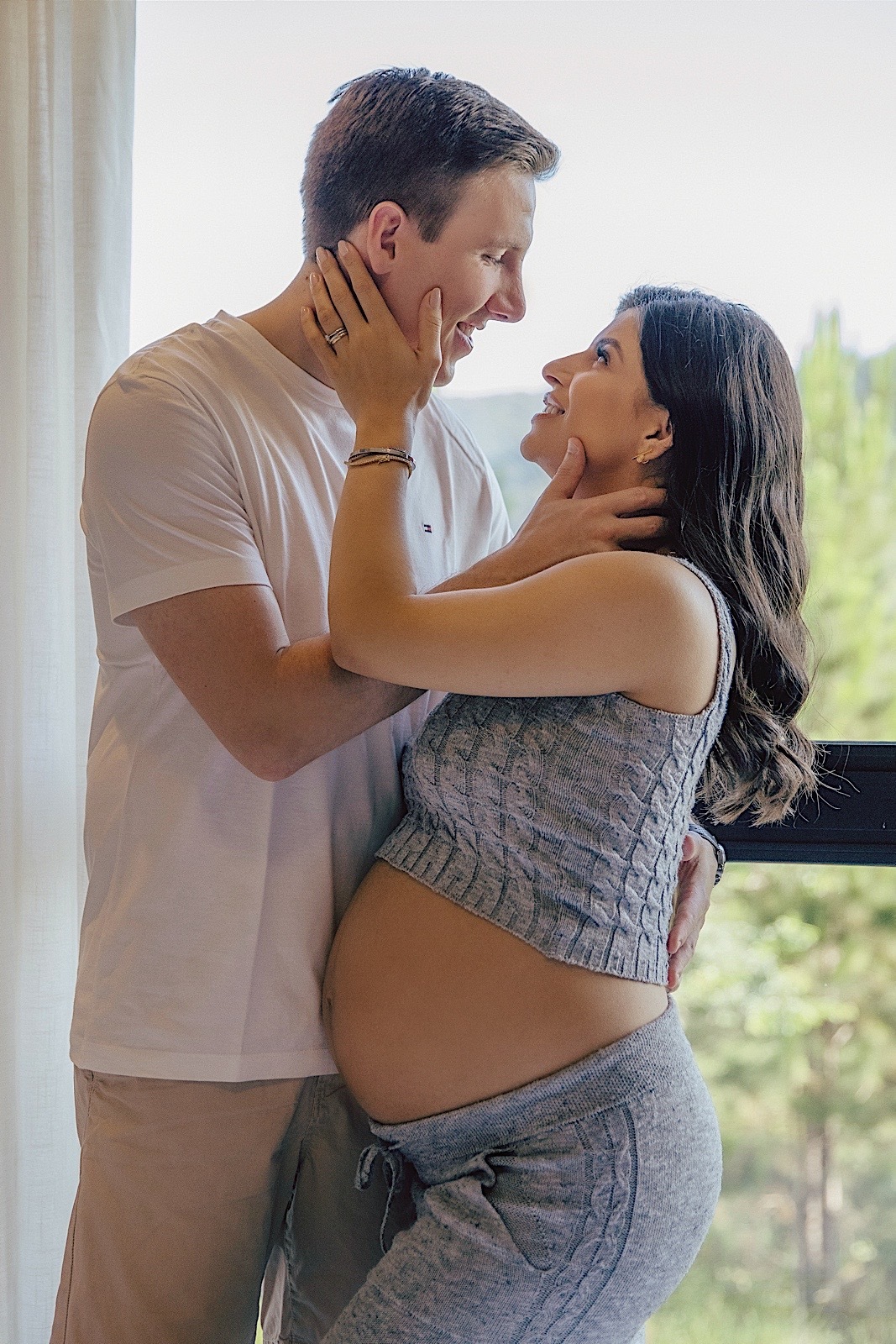 ensaio gestante - gestante - ensaio família - ensaio a espera de Lara - ensaio em casa - ensaio em jaraguá do sul - fotografia de familia - fotografos jaragua do sul - chroma fotografia