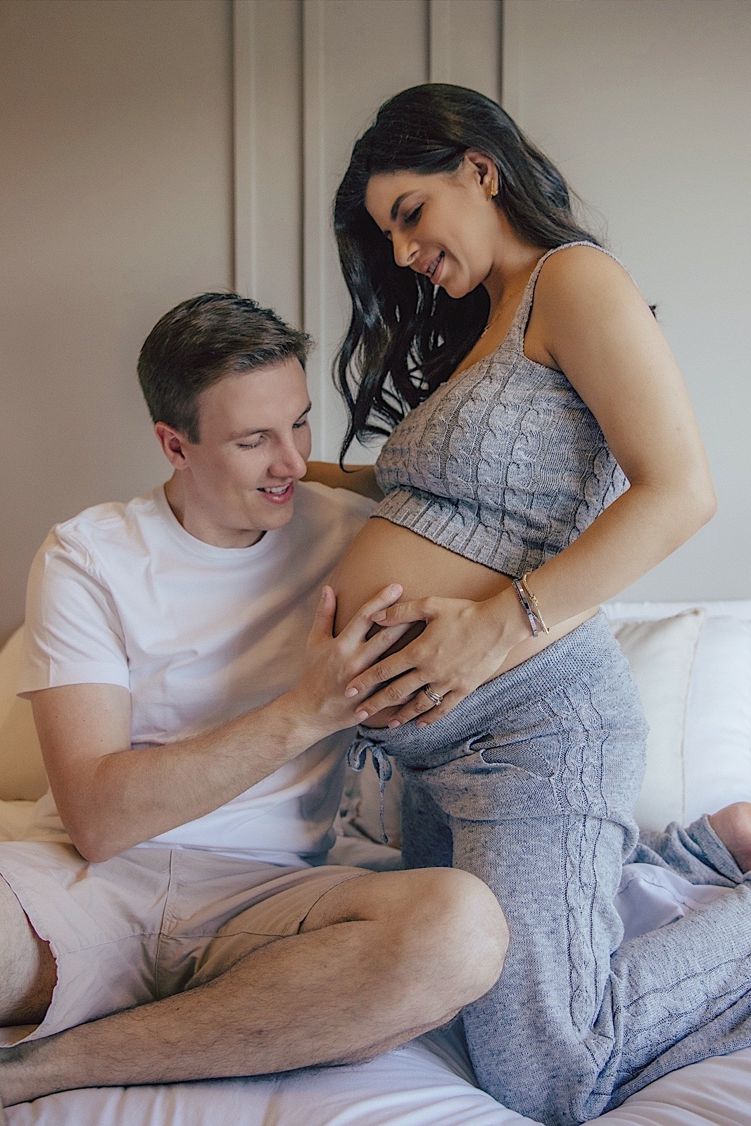 ensaio gestante - gestante - ensaio família - ensaio a espera de Lara - ensaio em casa - ensaio em jaraguá do sul - fotografia de familia - fotografos jaragua do sul - chroma fotografia