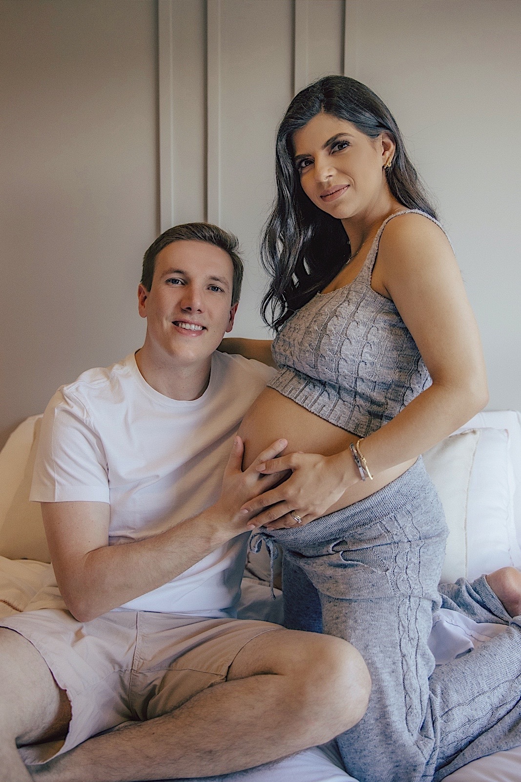 ensaio gestante - gestante - ensaio família - ensaio a espera de Lara - ensaio em casa - ensaio em jaraguá do sul - fotografia de familia - fotografos jaragua do sul - chroma fotografia