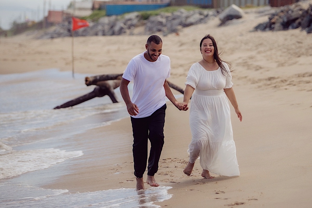 ensaio na praia - ensaio externo - ensaio no litoral - ensaio casal - fotografos de casamento - fotografos jaragua do sul - Chroma fotografia - ensaio em barra do sul