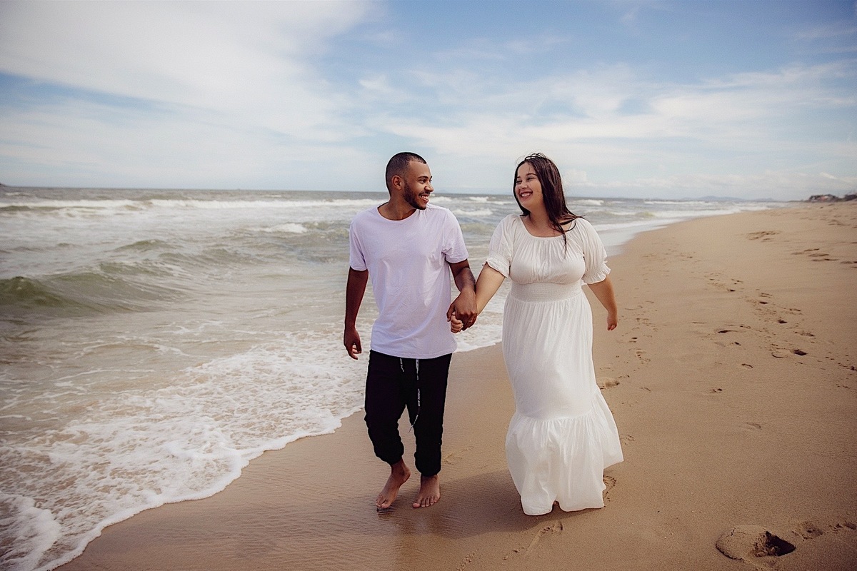 ensaio na praia - ensaio externo - ensaio no litoral - ensaio casal - fotografos de casamento - fotografos jaragua do sul - Chroma fotografia - ensaio em barra do sul