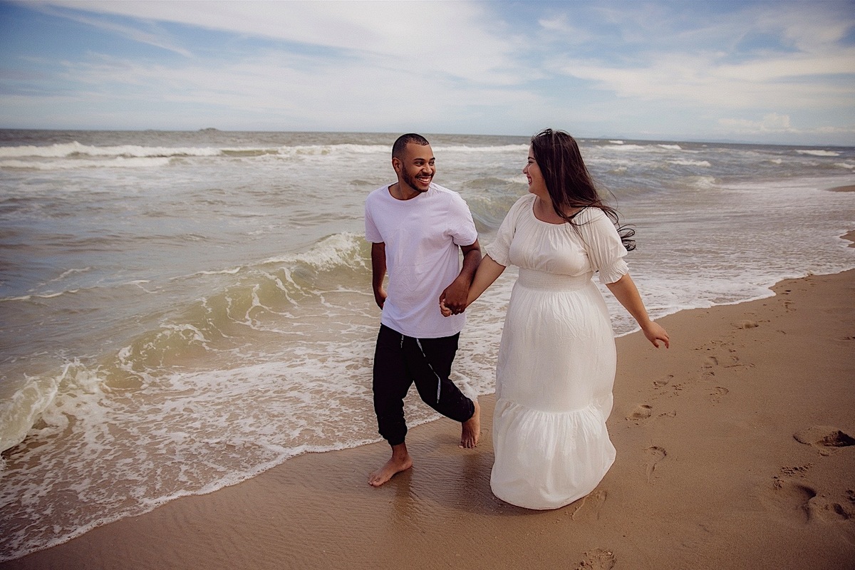 ensaio na praia - ensaio externo - ensaio no litoral - ensaio casal - fotografos de casamento - fotografos jaragua do sul - Chroma fotografia - ensaio em barra do sul
