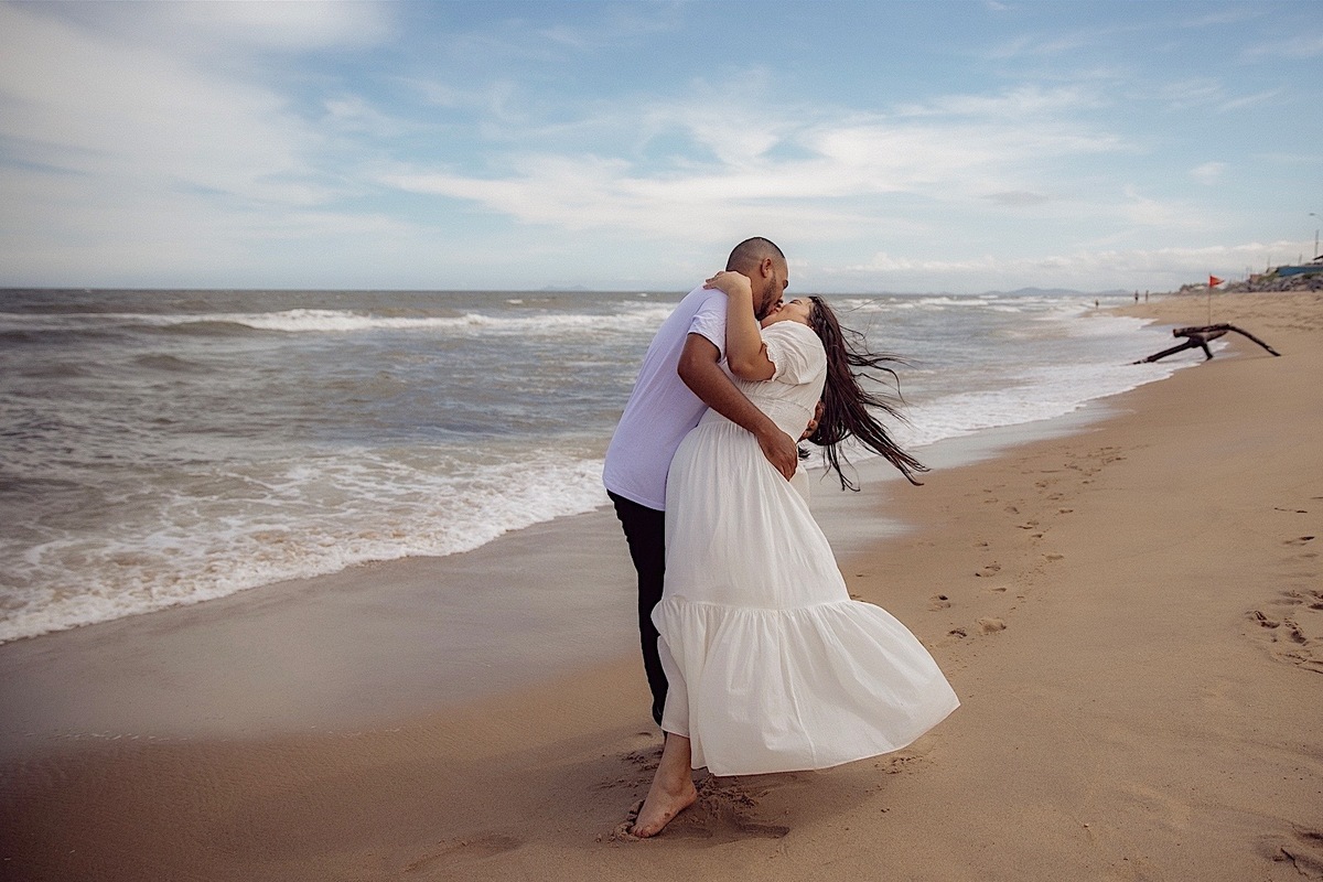 ensaio na praia - ensaio externo - ensaio no litoral - ensaio casal - fotografos de casamento - fotografos jaragua do sul - Chroma fotografia - ensaio em barra do sul
