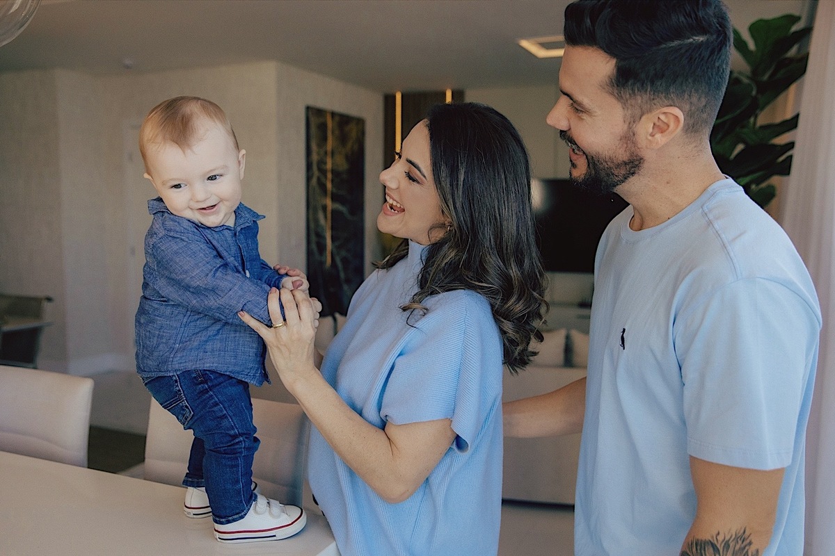 ensaio familia - ensaio em casa - ensaio fotografico - fotografos de itapema - fotografia de familia - familia - chroma fotografia