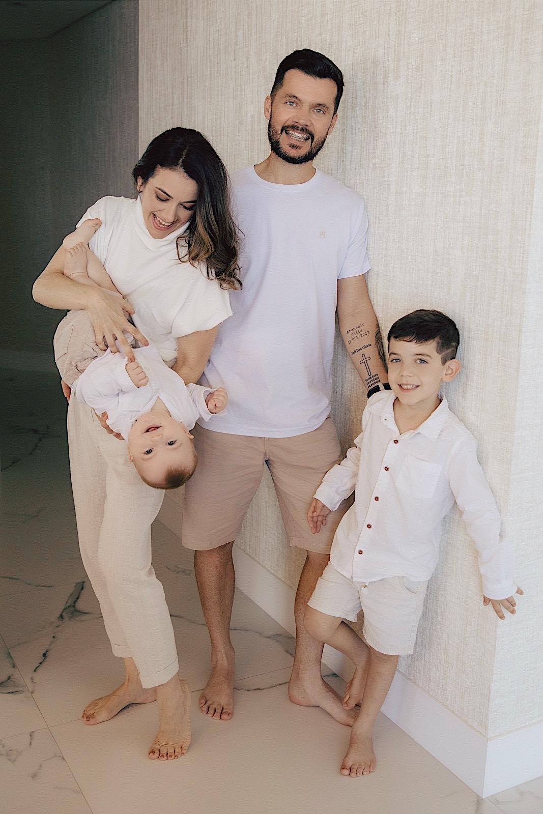 ensaio familia - ensaio em casa - ensaio fotografico - fotografos de itapema - fotografia de familia - familia - chroma fotografia